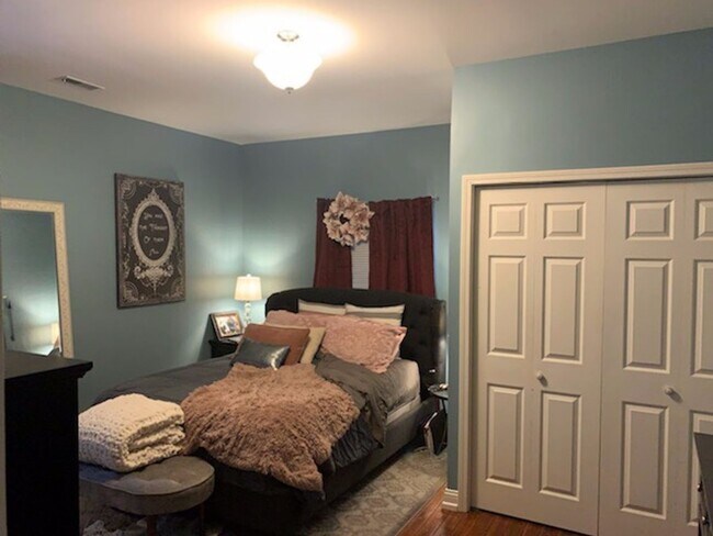 Building Photo - Renovated Germantown House in Great Location