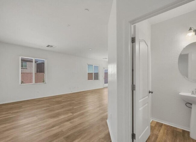Building Photo - 614 Taliput Palm Pl