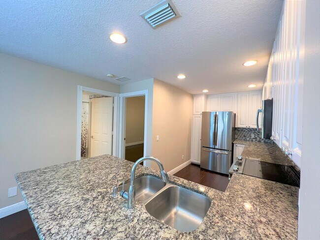Building Photo - 3368 Greenway Dr