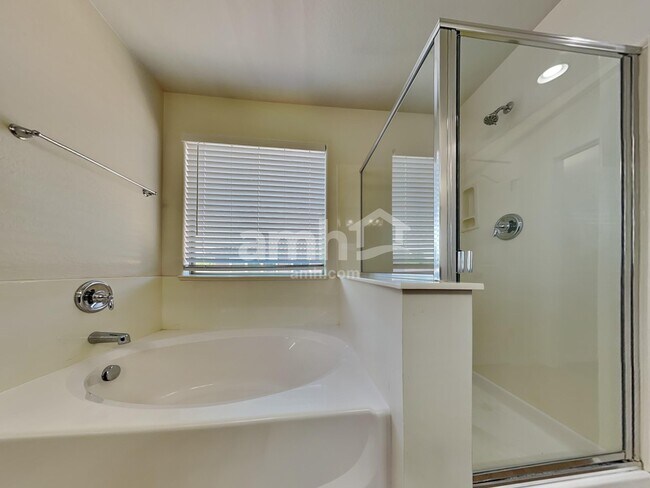 Building Photo - 3282 E Oakland St