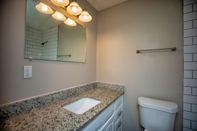 Building Photo - ** 3 bed 2 bath located in Dalraida ** Cal...