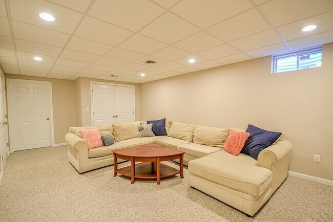 Building Photo - Spacious 3BR End-Unit Townhome with Finished Basement & Tandem Parking