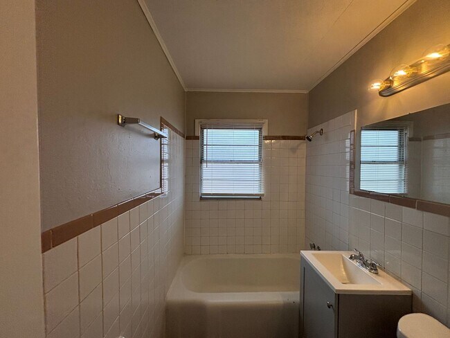 Building Photo - 837 Carrolton Rd