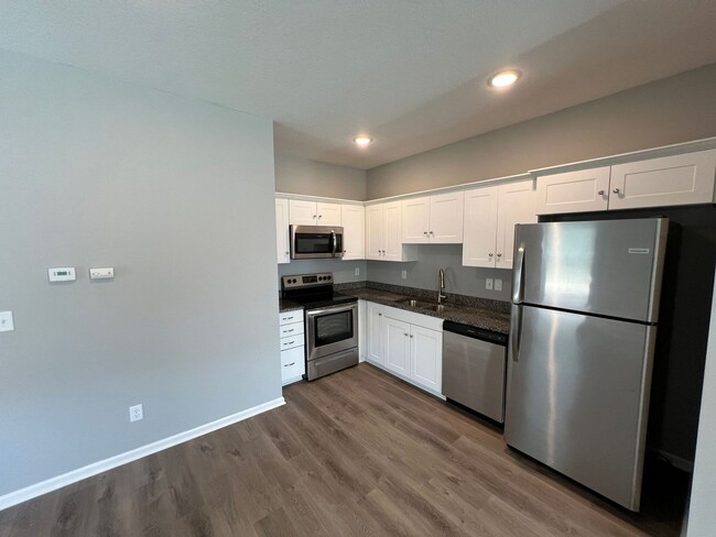 Building Photo - Beautiful 3/2.5 Duplex in Blue Springs!