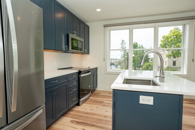 Building Photo - UPSCALE APARTMENT**Available August 2026 Call to inquire about April specials!