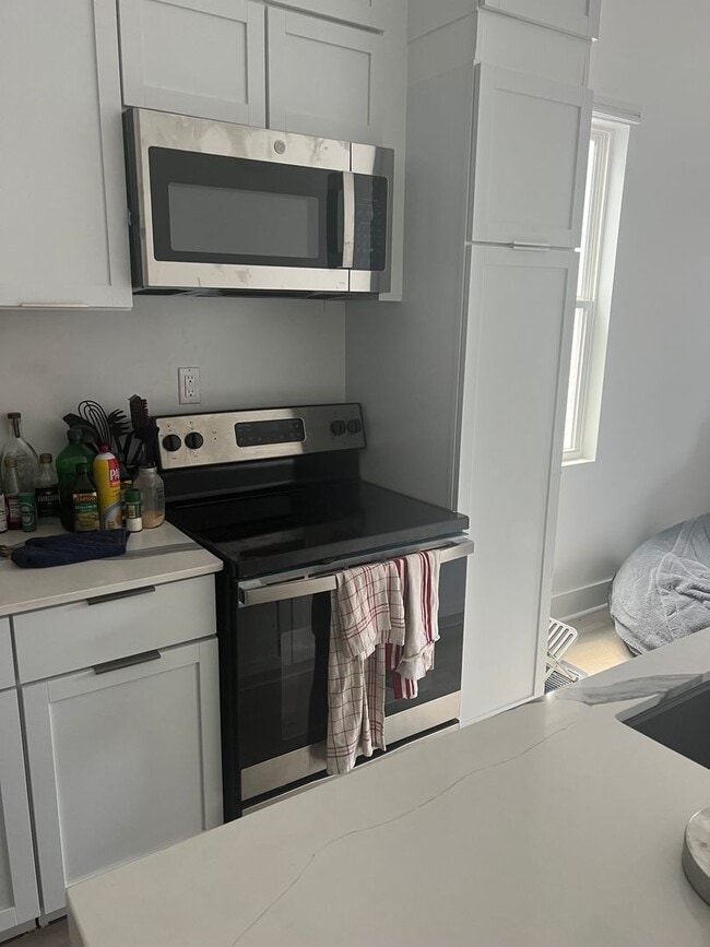 Building Photo - 5 BR House 1/2 block from Maple St - POOL!