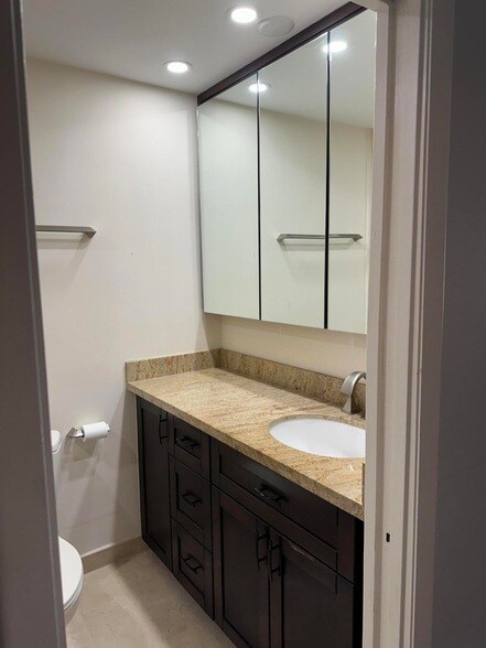 Building Photo - 797 S Riverside Dr