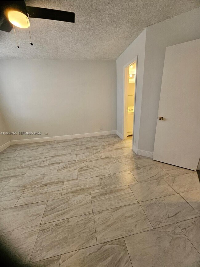 Building Photo - 216 Lake Pointe Dr