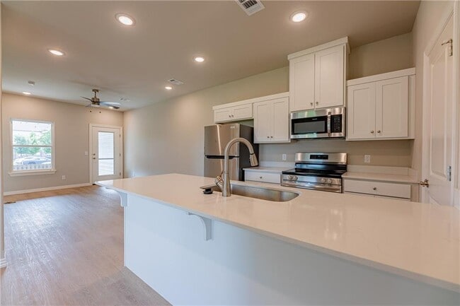 Building Photo - 1705 SW Casuarina Dr