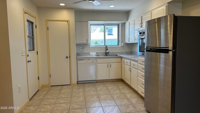 Building Photo - 10024 W Denham Dr