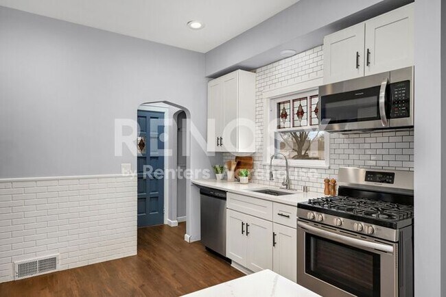 Building Photo - Available July 1st 5 Bedroom 2 Bath Single Family Home in Robbinsdale