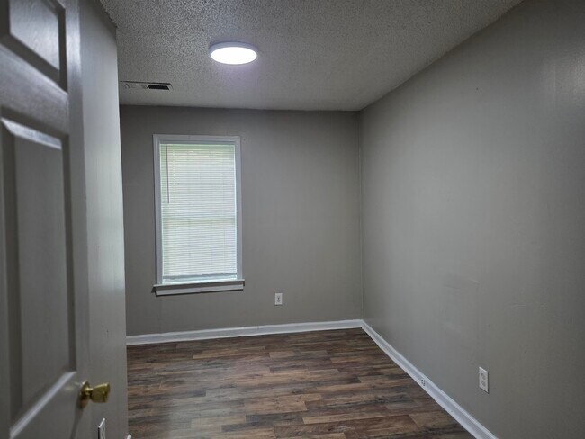 Building Photo - 4047 Chelsea Ave