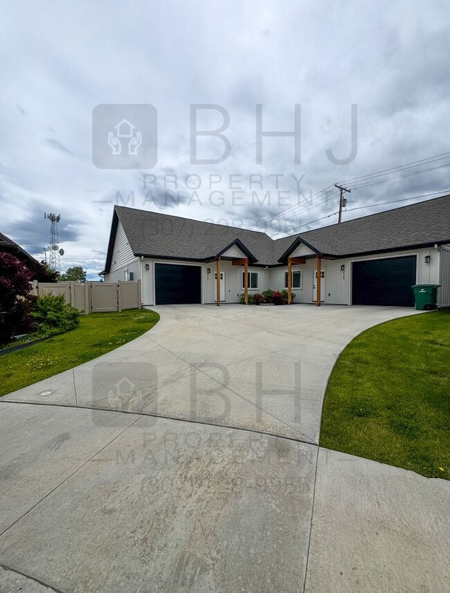 Building Photo - Love 2165/ 2167