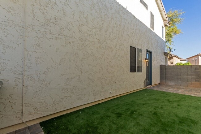 Building Photo - 3012 S 101st Dr