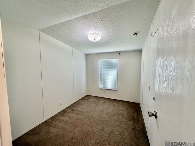 Building Photo - 44126 Loop Rd