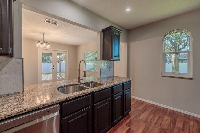 Building Photo - 842 SE Streamlet Ave