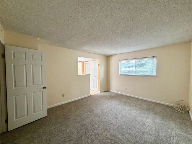 Building Photo - 50% OFF 1st Months Rent !!! 3 Bedroom, 2 1/2 Bath in Fair Oaks