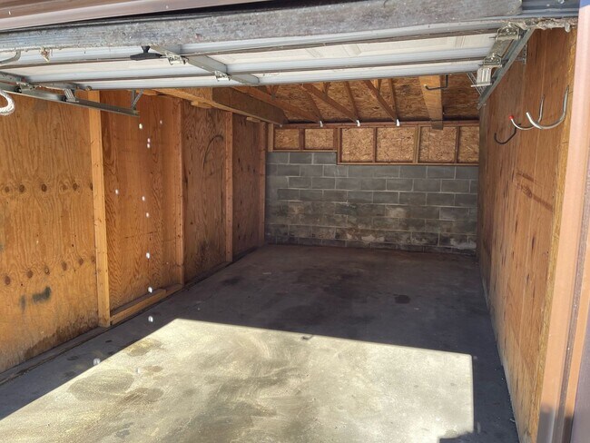 Building Photo - The Oaks | Deluxe 1 Bedroom Unit