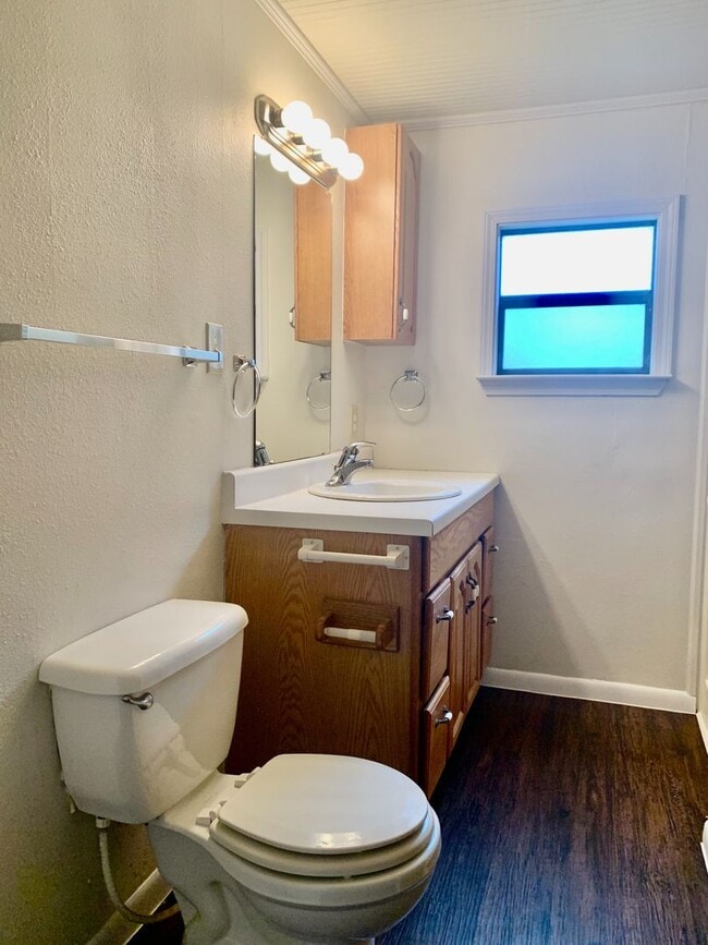 Building Photo - Spacious updated 3 bedroom, 2 bathroom hom...