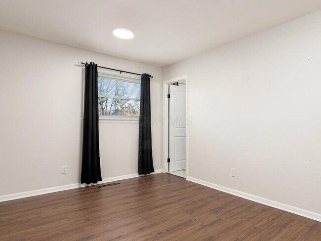 Building Photo - 1543 S Hamilton Rd