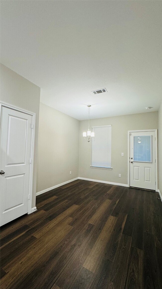 Building Photo - 10473 Pineland Dr