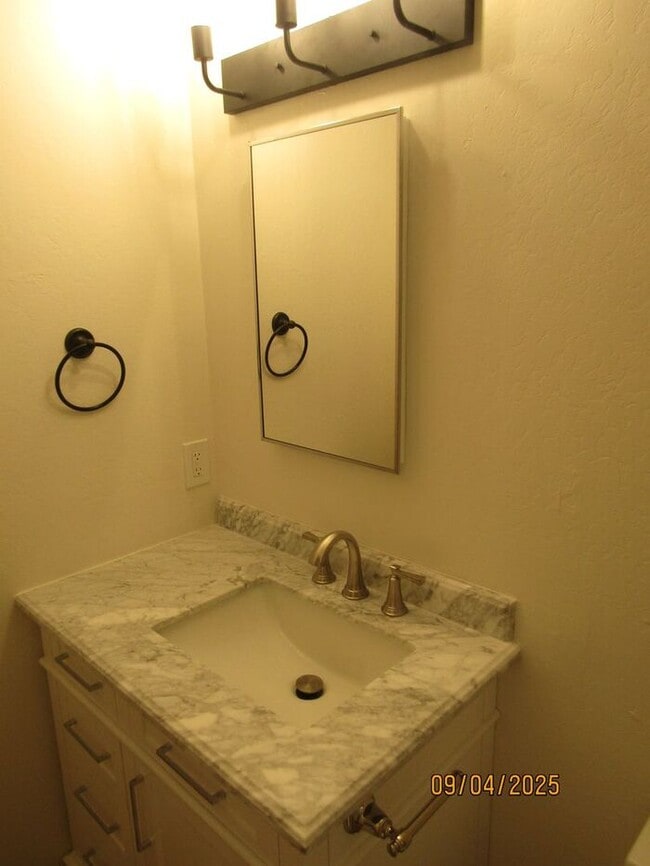 Building Photo - Newly remodeled single story home walking ...