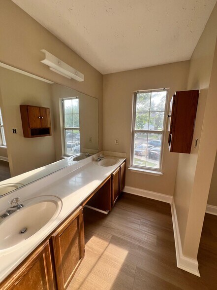 Building Photo - 5820 Springfish Pl