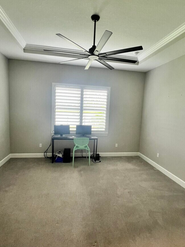 Building Photo - 655 S E Boboli Way