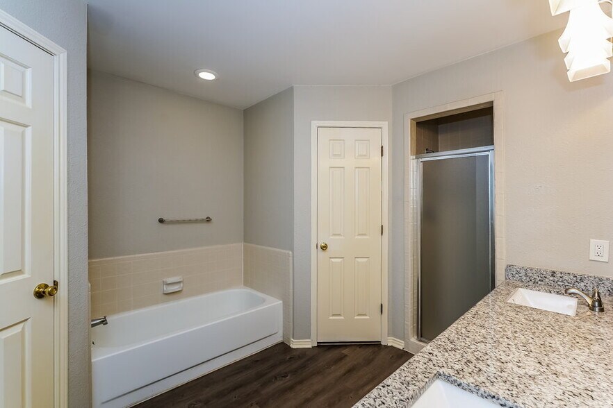 Building Photo - 709 Daniels Dr