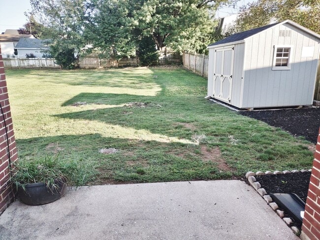 Building Photo - 4 Bed / 2 Bath Single Family Home