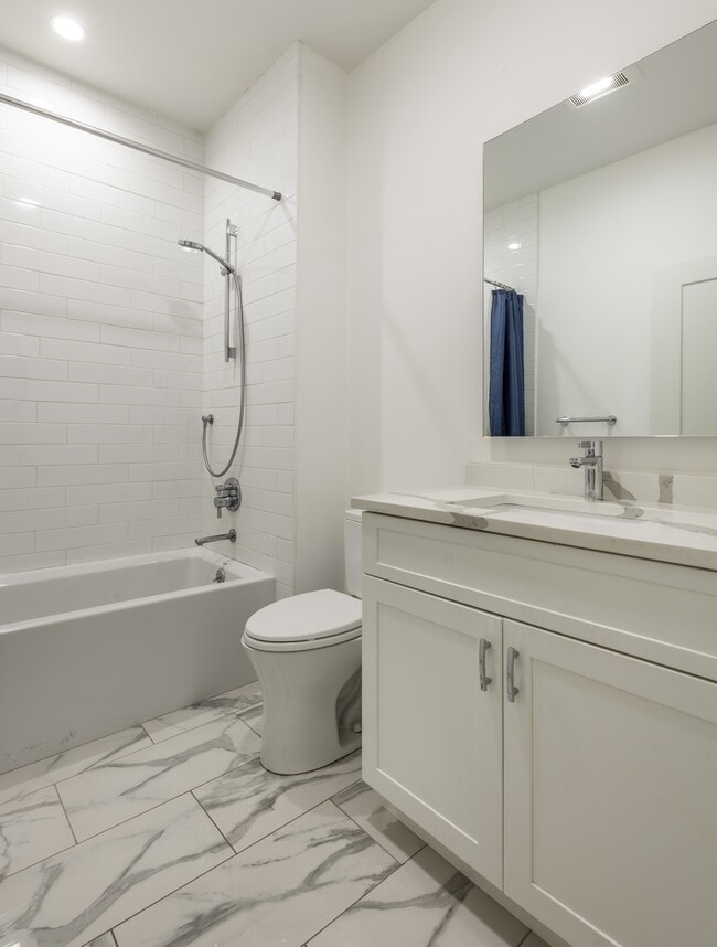 Building Photo - 946 Saratoga St