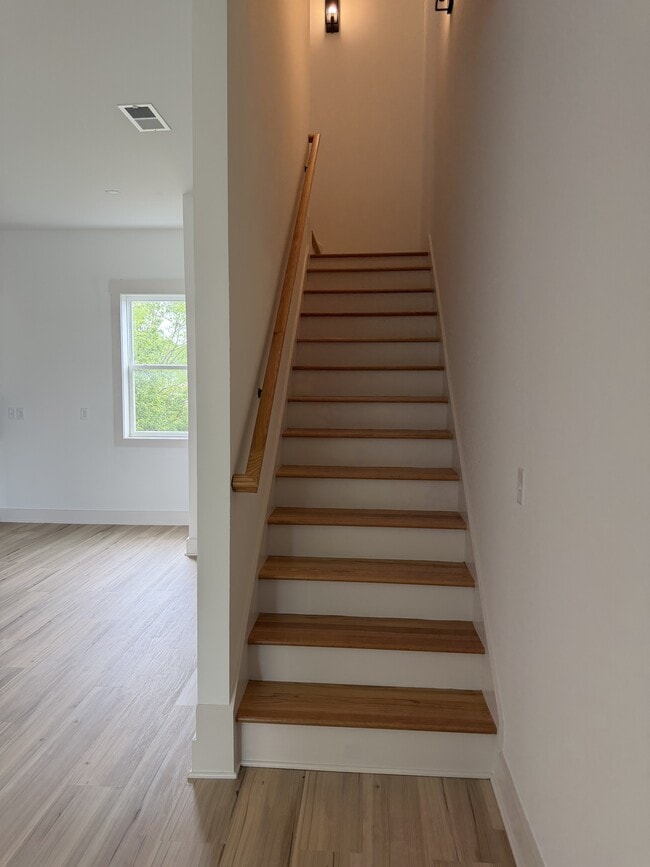 Building Photo - 105 Hart Ln