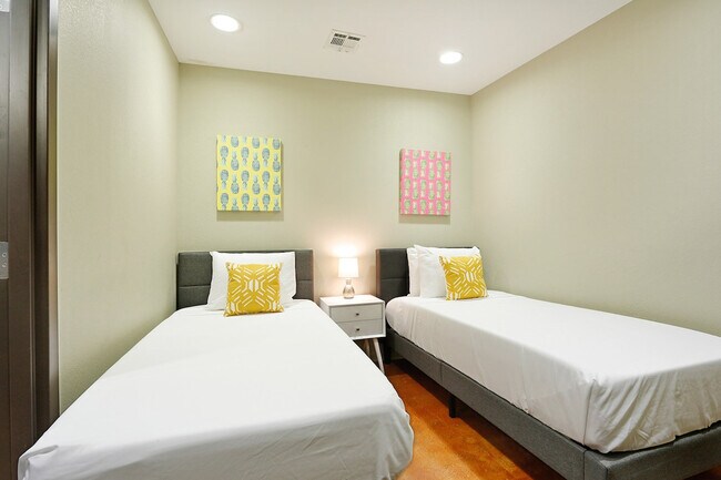 Building Photo - 1041 Constance St