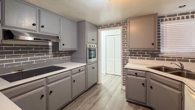 Building Photo - 50 Shadow Ln