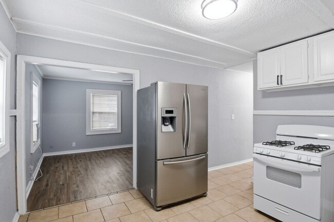 Building Photo - Newly Remodeled | 3 Bed | 1 Bath | Tulsa | Available Now
