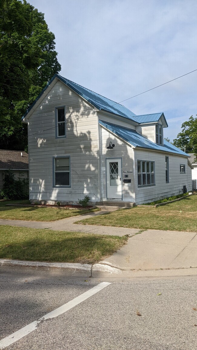 Building Photo - 413 N Maple St