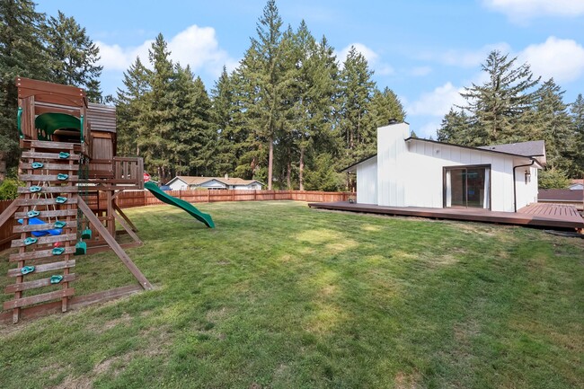 Building Photo - Home with private Long Lake community beac...