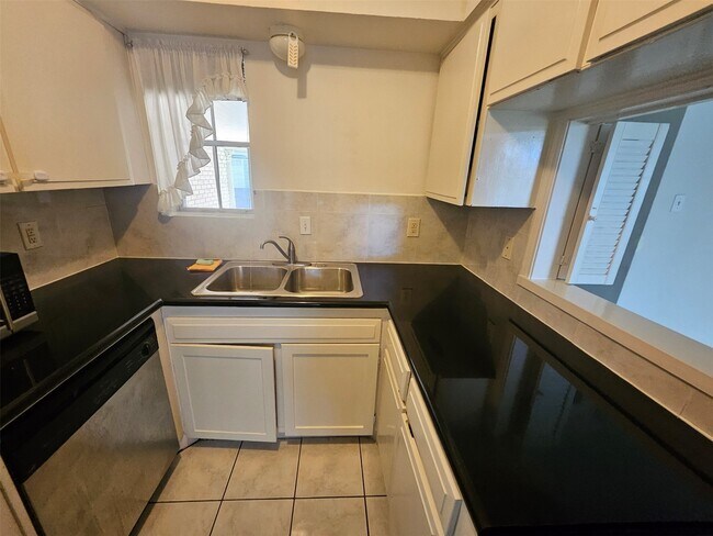 Building Photo - 7900 Westheimer Rd