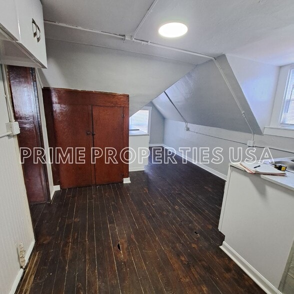 Building Photo - 454 Freeport St