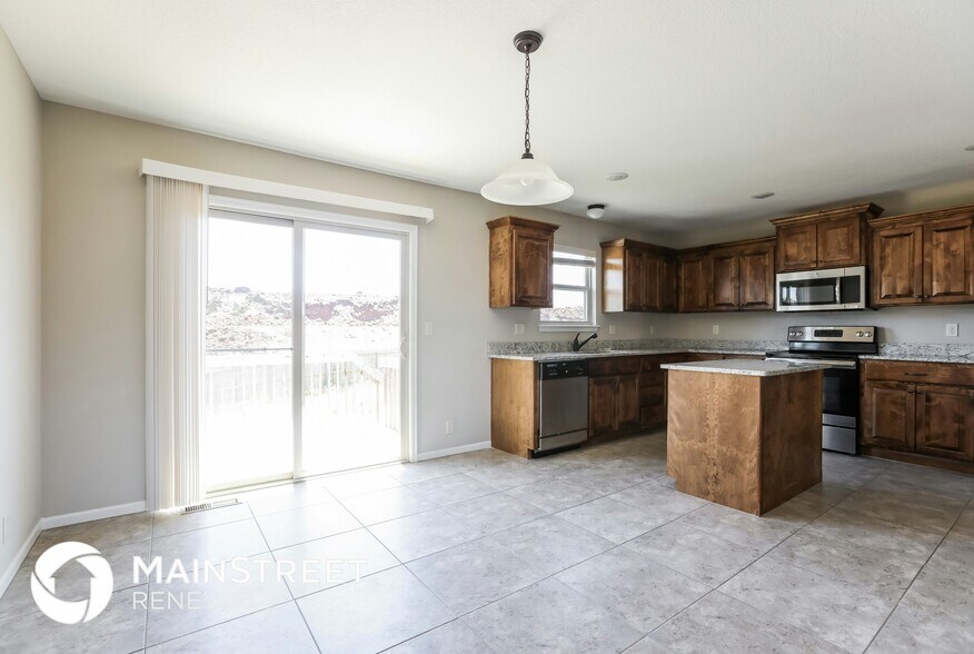 Building Photo - 1405 NW High View Dr