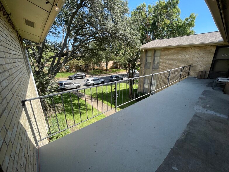 Building Photo - 5808 Sandhurst Ln