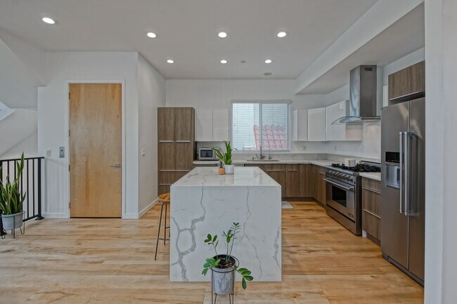 Building Photo - Custom, Modern & Spacious Tri-Level Home w...