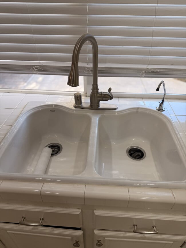 Building Photo - Spacious 5-Bed Family Home w/ 3-Car Garage Near Top Schools in Orange Crest.  One large bedroom a...