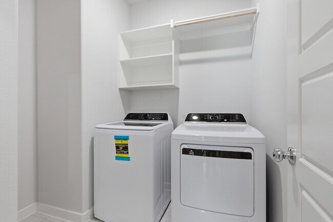 Building Photo - 637 Sierra Rdg