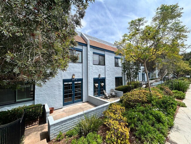 Building Photo - Spacious 2B/1.5BA Condo in Bay Park! Reserved Parking, Balcony, Fireplace Display & Pool!