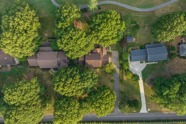 Building Photo - 4BR Golf Course Home in Bermuda Run with EV Charger
