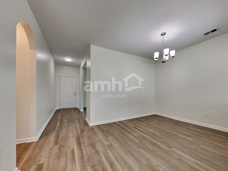 Building Photo - 136 Weeping Cypress Dr