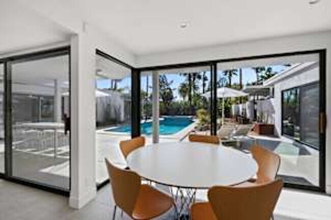 Building Photo - 5 bedroom 5 bath Available for Short Term ...