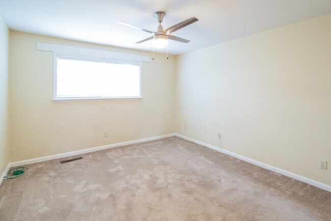 Building Photo - Inviting 2-Bedroom Townhome in Mount Pleasant