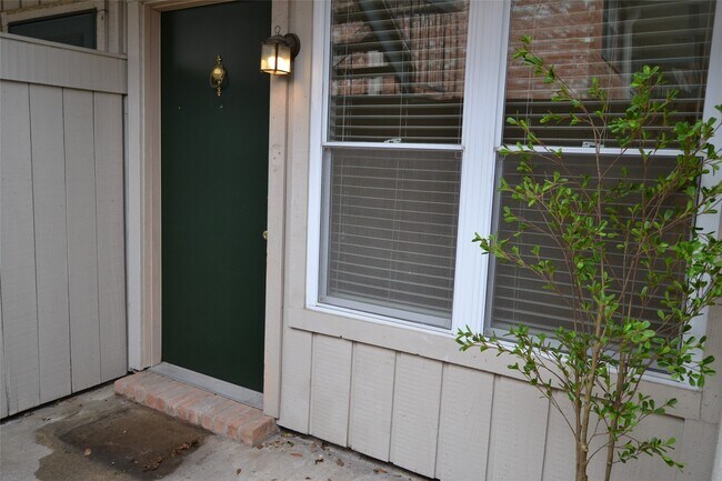 Building Photo - 845 Augusta Dr